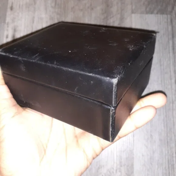 👤 VINTAGE DAIMOND INCLOSED ROYALTON WATCH ( NEEDS NEW BATTERY ) -    $30 - Picture 11 of 12